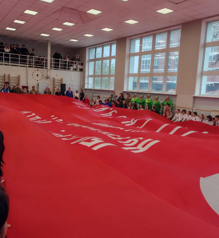 Алое знамя Победы в Большом Камне: ветераны 