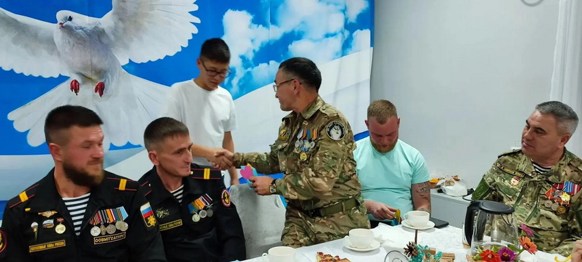 День отца в кругу друзей: ветераны «Сатурна» встретились с воспитанниками Детского дома