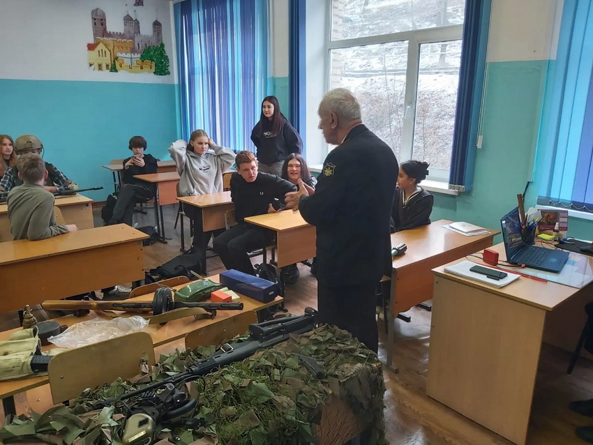 Уроки для будущих защитников: ветераны «Сатурна» провели для школьников тематический день Морской пехоты.